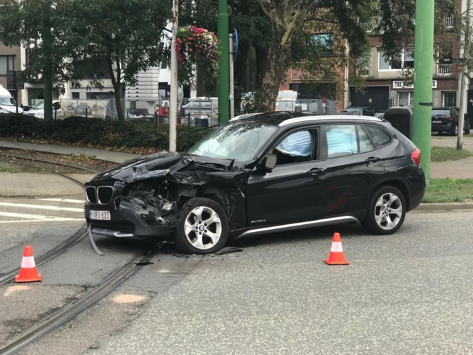 Tramverkeer even verhinderd door botsing tussen tram en wagen