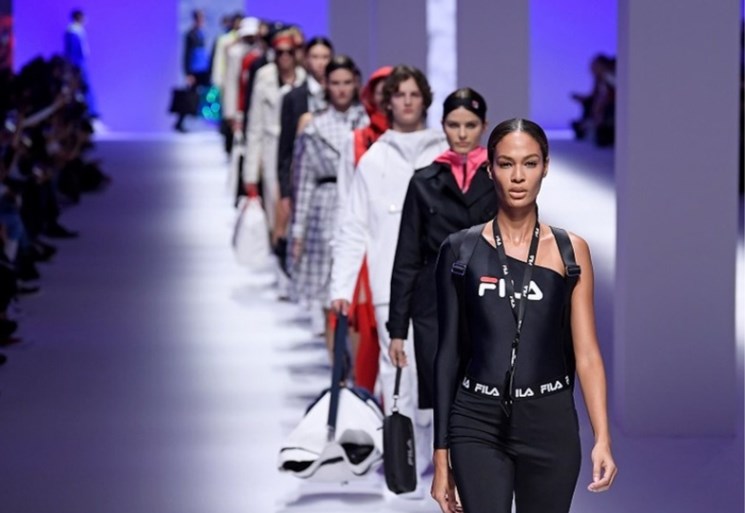 Van modellen met een eigenaardige boezem tot Carla Bruni: de modeweek van Milaan in tien hoogtepunten