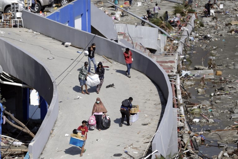“Meer dan 1.200 doden” na aardbeving en tsunami in Sulawesi, overheid staat massale plunderingen toe
