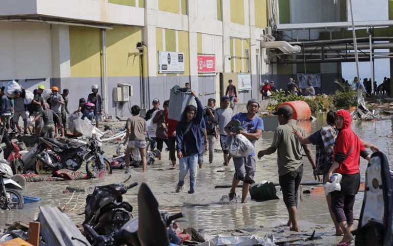 “Meer dan 1.200 doden” na aardbeving en tsunami in Sulawesi, overheid staat massale plunderingen toe
