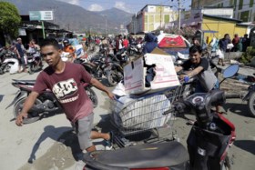 “Meer dan 1.200 doden” na aardbeving en tsunami in Sulawesi, overheid staat massale plunderingen toe