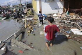 “Meer dan 1.200 doden” na aardbeving en tsunami in Sulawesi, overheid staat massale plunderingen toe