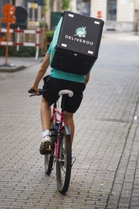 Honderden koeriers door Justitie opgeroepen als getuige “want de waarheid over Deliveroo moet boven water komen”