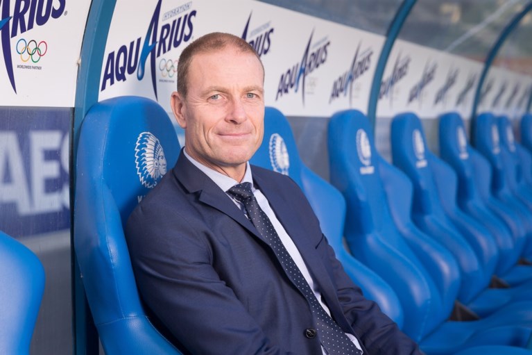 Thorup voorgesteld als nieuwe coach AA Gent, tijdens onderhandelingen viel politie binnen: “Dit is een goed team”