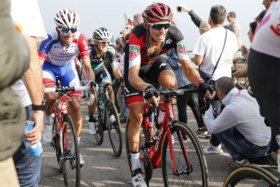 Indrukwekkende Pinot verzilvert bloedvorm met zege in Ronde van Lombardije, Teuns is knap derde