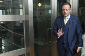 Eerste Vlaams Belang-burgemeester in Vlaanderen? Enkel mogelijk in coalitie met N-VA, Bart De Wever bekijkt intern