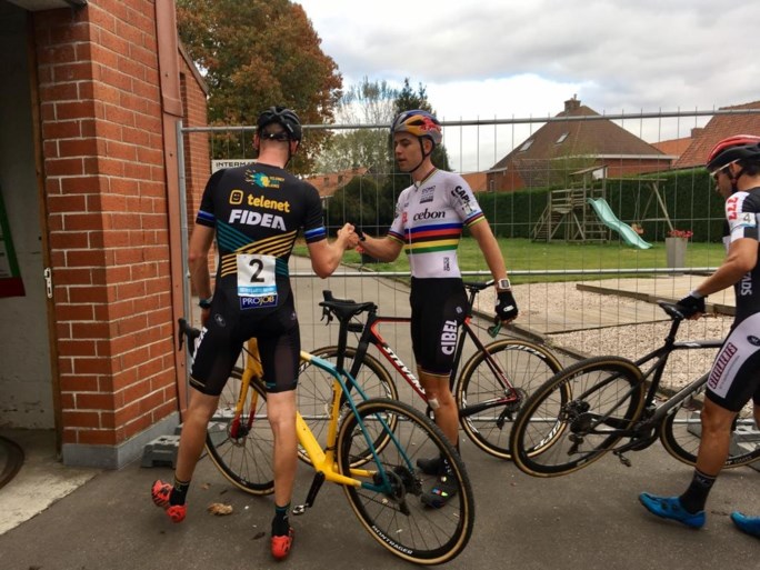 Wout van Aert heeft zijn eerste zege van het veldritseizoen beet: “De kop is eraf, dit had ik toch nodig”