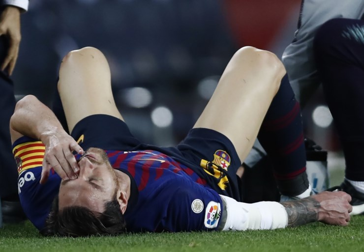 Barcelona wint van Sevilla, maar ziet Messi uitvallen voor Clasico met een breuk in de arm