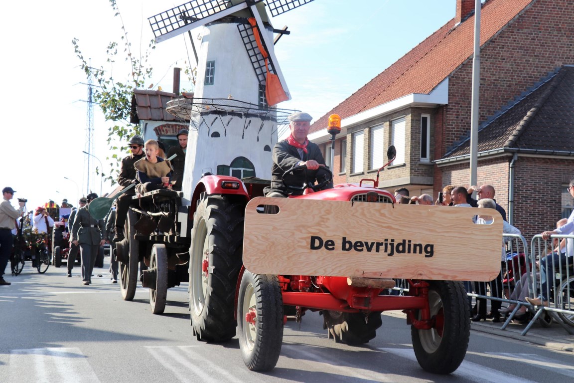 Stoet met 500 figuranten, 40 paarden en 70 wagens ...