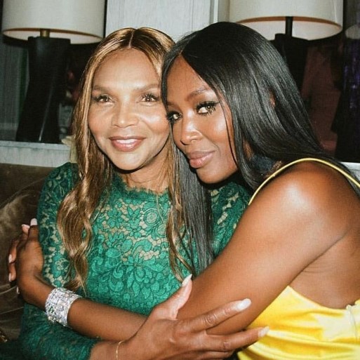 Naomi Campbell schittert in campagne met haar mama