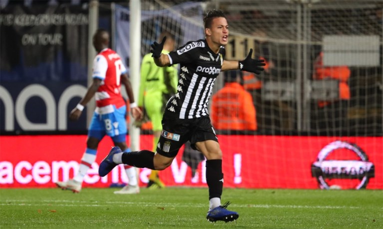 Slap Club Brugge gaat met de billen bloot bij Charleroi
