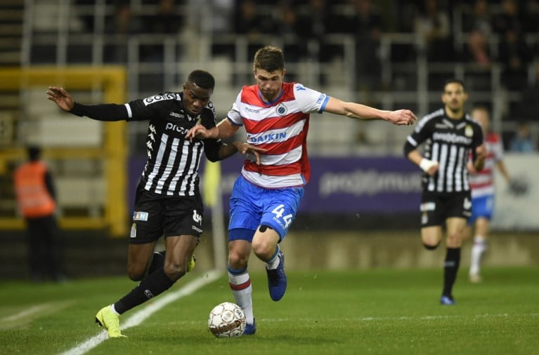 Slap Club Brugge gaat met de billen bloot bij Charleroi