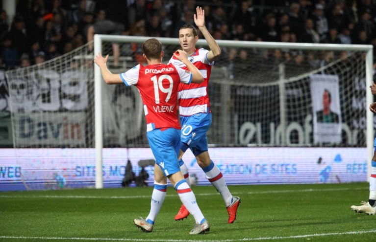 Slap Club Brugge gaat met de billen bloot bij Charleroi