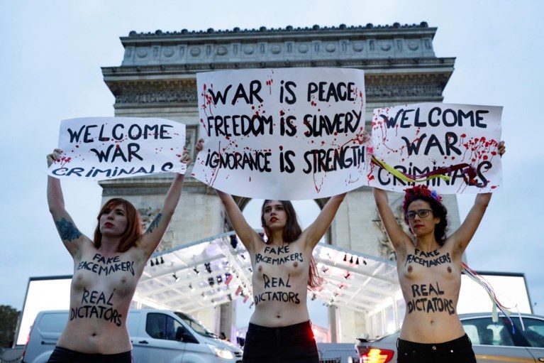 Femen-activistes geraken tot bij konvooi van president Trump