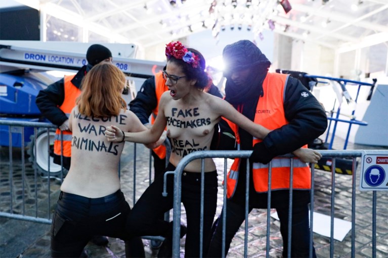 Femen-activistes geraken tot bij konvooi van president Trump
