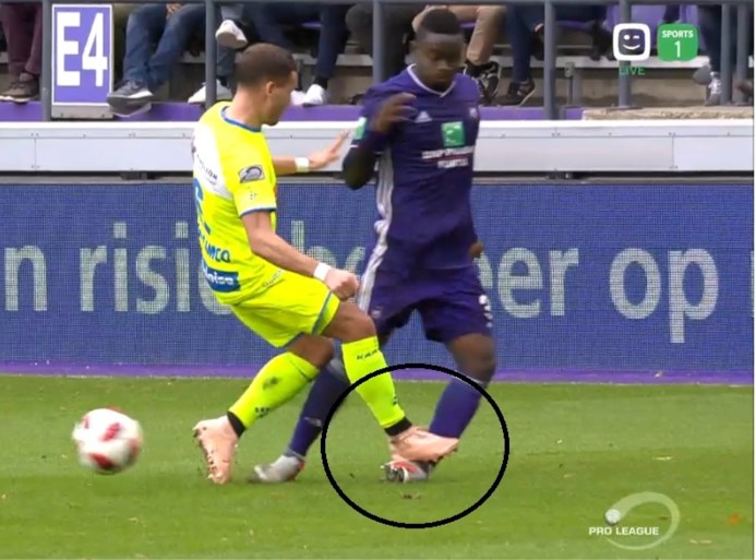 Verstraete krijgt rechtstreeks rood in topper tegen Anderlecht na ingrijpen van videoref