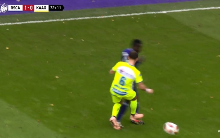 Verstraete krijgt rechtstreeks rood in topper tegen Anderlecht na ingrijpen van videoref