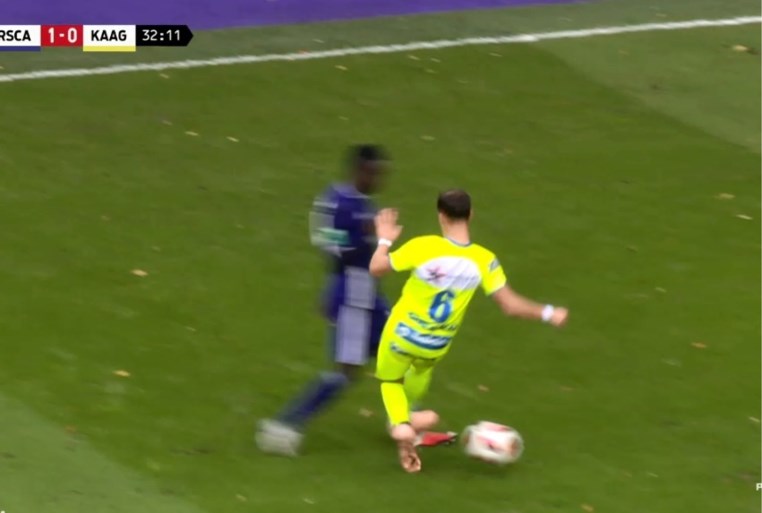 Verstraete krijgt rechtstreeks rood in topper tegen Anderlecht na ingrijpen van videoref