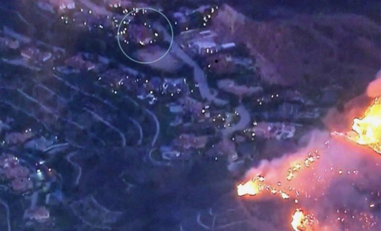 Niemand ontsnapt: Hollywoodsterren zien villa’s in vlammen opgaan tijdens bosbranden in Californië