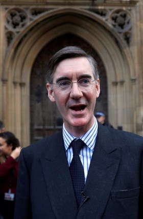 Leider harde Brexiteers zegt vertrouwen in May op: “Denk dat we May vrij snel kunnen vervangen”