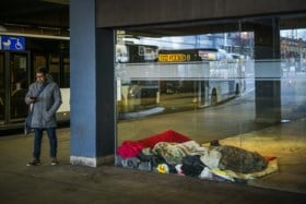 Bussen De Lijn stoppen opnieuw aan Noordstation, maar situatie lijkt niet verbeterd: veel afval, urinegeur en amper politie