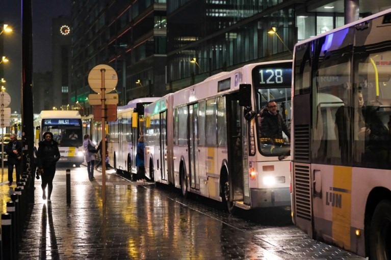 Bussen De Lijn stoppen opnieuw aan Noordstation, maar situatie lijkt niet verbeterd: veel afval, urinegeur en amper politie