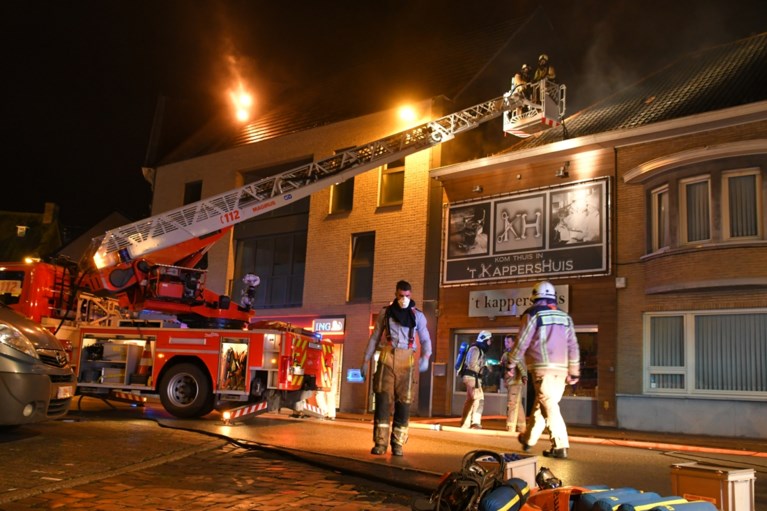 Brandweer moet uitrukken tijdens jaarlijks feest: zolderverdieping van kapperszaak in brand