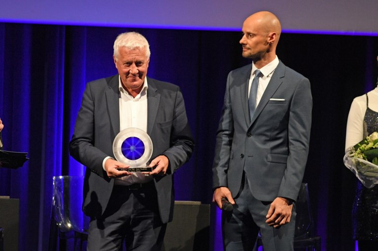 Victor Campenaerts wint Kristallen Fiets: “Totaal niet verwacht, ik heb niet eens een hemd aan”