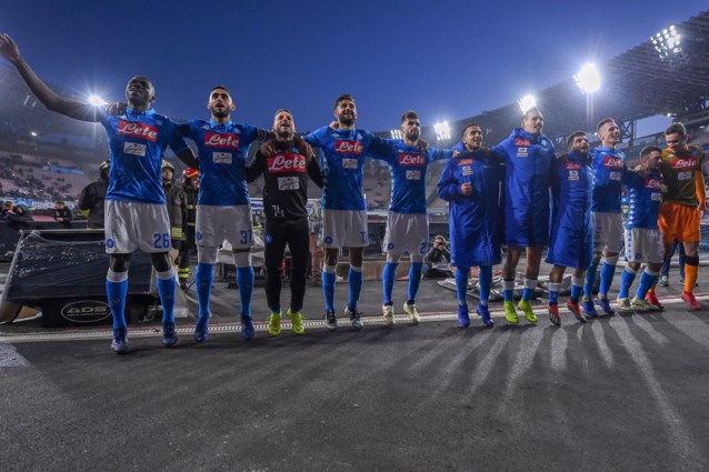 Napoli, zonder Mertens, houdt achterstand op Juventus gelijk na vlotte zege