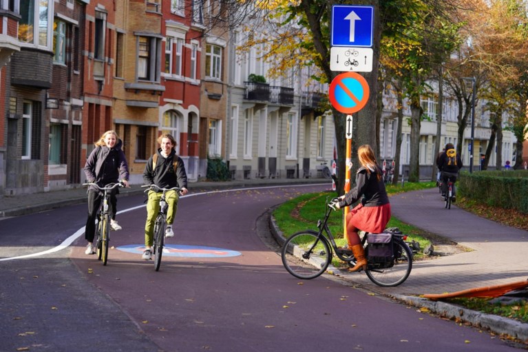 Officieel: vanaf morgen moeten fietsers op de baan rijden op de Coupure