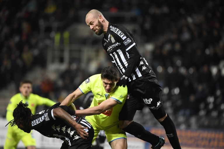 Mazzu-time! Charleroi springt over AA Gent naar zesde plaats dankzij twee goals in slotfase