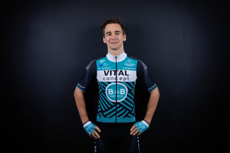 Dit zijn de nieuwe wielertruitjes in het profpeloton voor het seizoen 2019: Van Avermaet in het oranje, Dumoulin in het rood