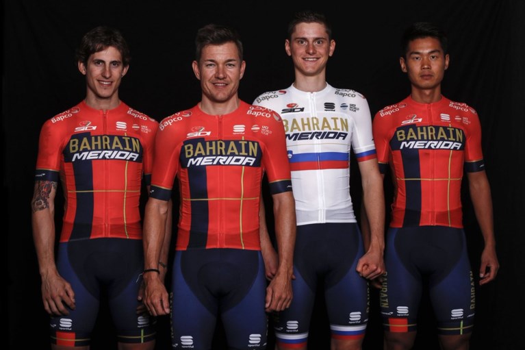 Dit zijn de nieuwe wielertruitjes in het profpeloton voor het seizoen 2019: Van Avermaet in het oranje, Dumoulin in het rood