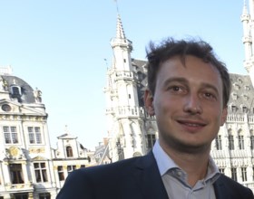 Oppositie vindt meerderheidsakkoord Brussel te vaag: “Geschreven door comedian”
