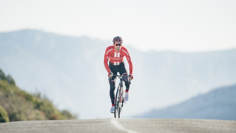 Dit zijn de nieuwe wielertruitjes in het profpeloton voor het seizoen 2019: Van Avermaet in het oranje, Dumoulin in het rood