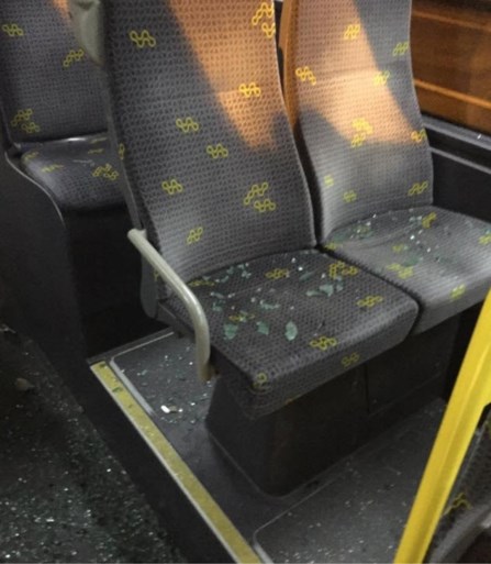 Week nadat er veiligheidsnetten werden gehangen: stuk beton van viaduct E17 valt door dak van bus De Lijn
