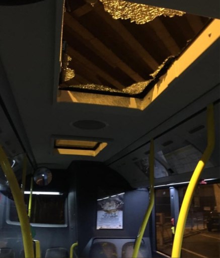 Week nadat er veiligheidsnetten werden gehangen: stuk beton van viaduct E17 valt door dak van bus De Lijn