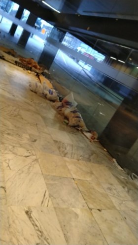 Noordstation één maand later: nog meer transmigranten, een sterkere urinegeur, massa’s afval en geen politie te zien