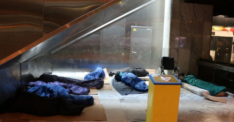 Noordstation één maand later: nog meer transmigranten, een sterkere urinegeur, massa’s afval en geen politie te zien