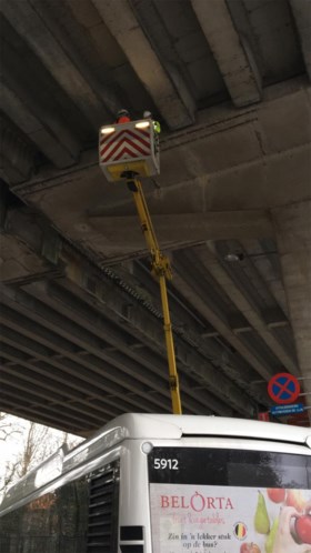 Week nadat er veiligheidsnetten werden gehangen: stuk beton van viaduct E17 valt door dak van bus De Lijn