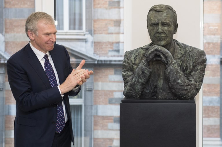 Borstbeeld van ex-premier Yves Leterme onthuld in de Kamer