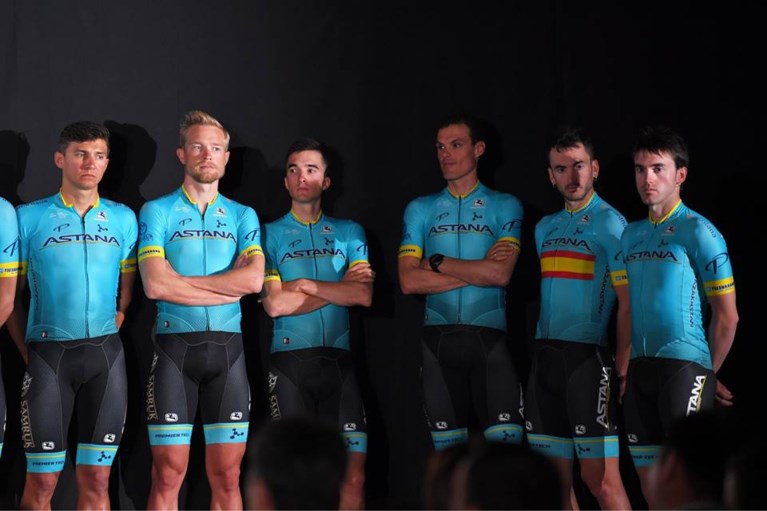 Dit zijn de nieuwe wielertruitjes in het profpeloton voor het seizoen 2019: Van Avermaet in het oranje, Dumoulin in het rood