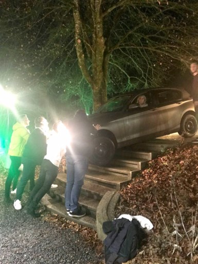 Kat Kerkhofs rijdt bijna kasteel van Gert Verhulst binnen