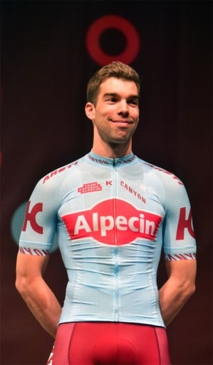 Dit zijn de nieuwe wielertruitjes in het profpeloton voor het seizoen 2019: Van Avermaet in het oranje, Dumoulin in het rood