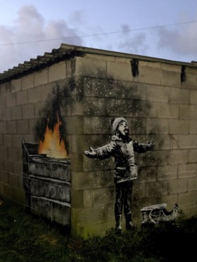 En dan staat er plots een echte Banksy op je garage: beruchte graffitikunstenaar doet het weer