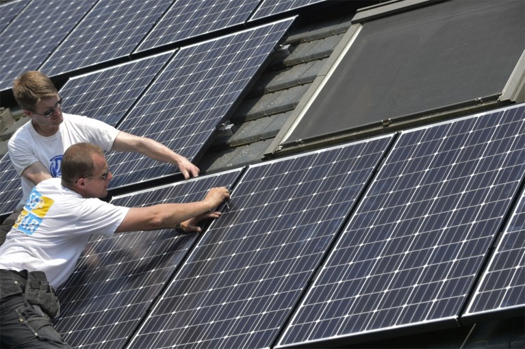 Eigenaars zonnepanelen verspillen massaal stroom om overschot niet gratis te moeten afstaan