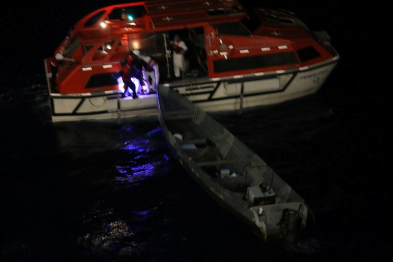 Kerstmirakel: twee vissers na weken dobberen gered door cruiseschip