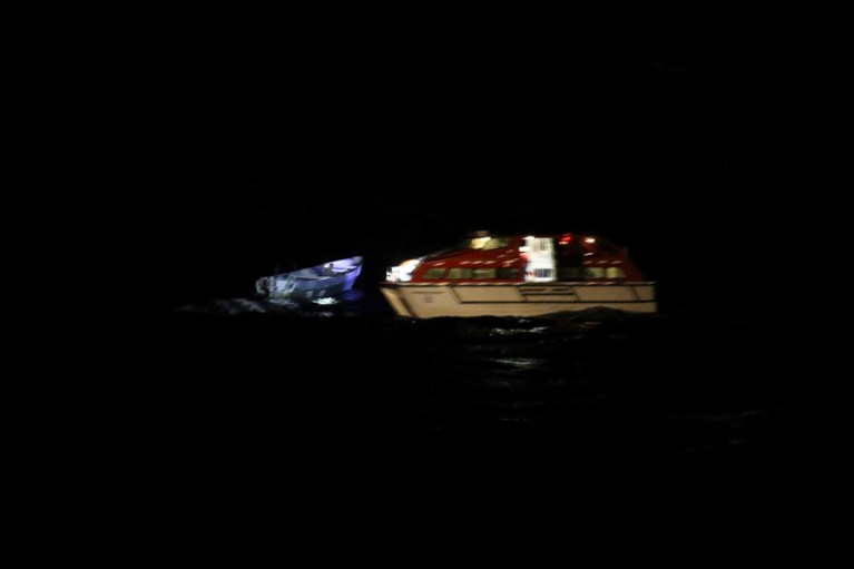 Kerstmirakel: twee vissers na weken dobberen gered door cruiseschip