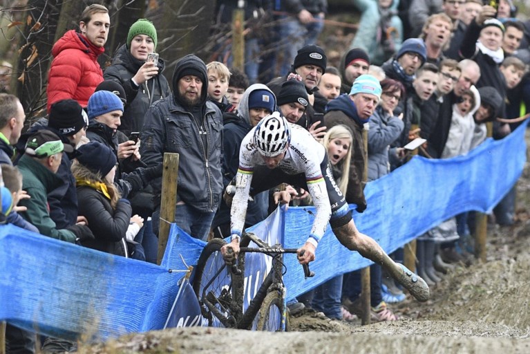 Van der Poel demonstreert in Baal ondanks valpartij en problemen, Nederlander is nieuwe leider in DVV Trofee