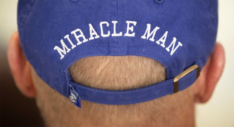 Kinderen leggen zich neer bij de dood van hun vader en trekken stekker uit. Maar dat is buiten 'mirakelman' gerekend